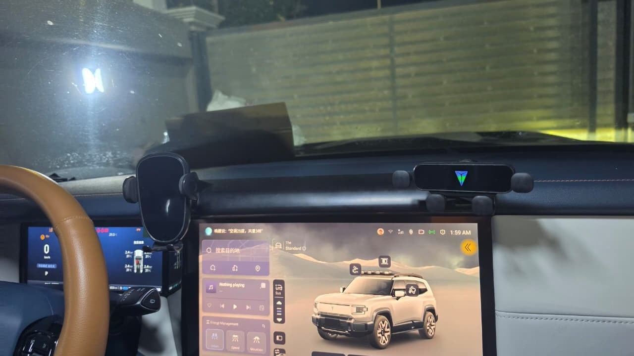 Mobile Holder with Bar